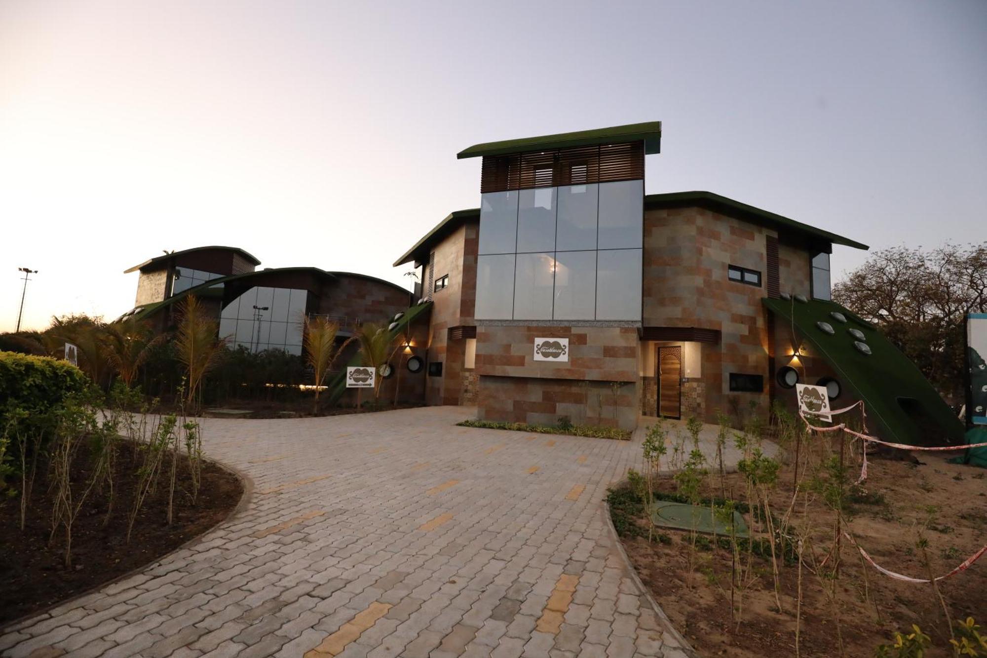 Neonz Resort & Club Ānand Exterior foto